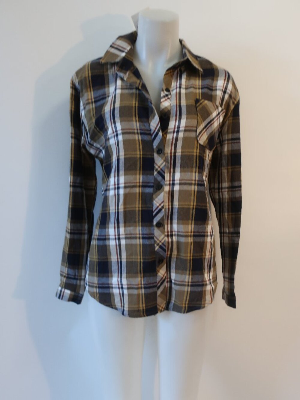 NWT Womens Hi Gorgeous Brown, Black Plaid Pearl Back Design Button Down Top S